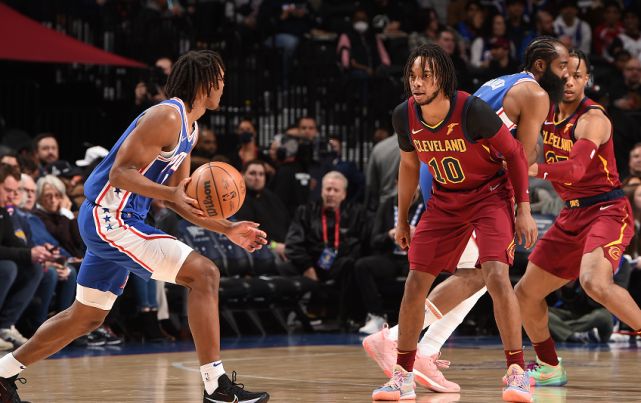 骑士惨遭76人21分大逆转惜败  加兰26+19对飚哈登创多项记录