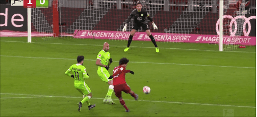 德甲赛事看点 莱万破纪录拜仁4-0狼堡迎五连胜 穆勒400场里程碑进球