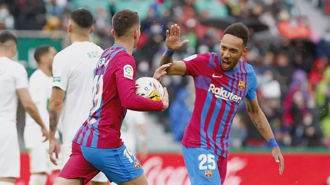 西甲联赛2-1巴萨战胜埃尔切 替补奇兵连入2球逆转勇夺3连胜