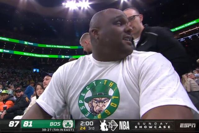 格伦-戴维斯观看凯尔特人比赛 偷坐球迷位置