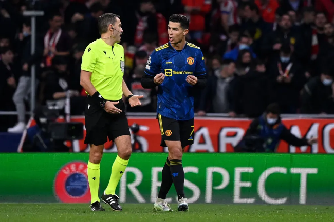  C罗遭受了不少粗暴的犯规 中场对裁判大发雷霆