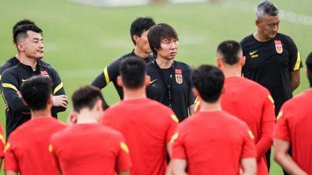 12强赛领头羊是三无球队 国足主教练依旧不忘代言