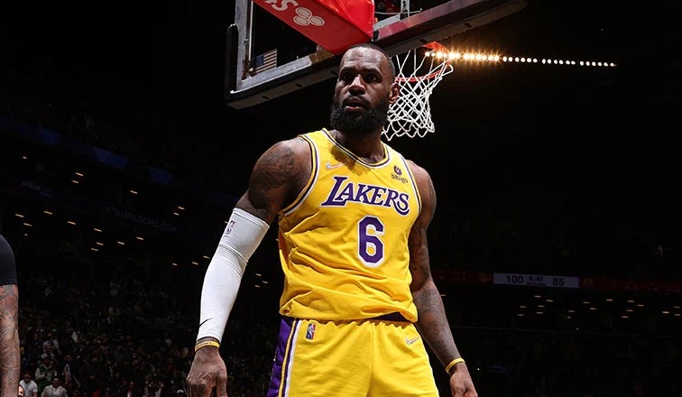 詹姆斯21岁前和35岁后均拿下单场50+