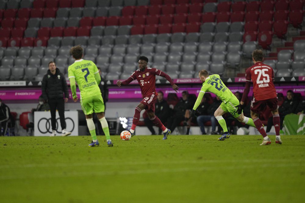 德甲赛事看点 莱万破纪录拜仁4-0狼堡迎五连胜 穆勒400场里程碑进球