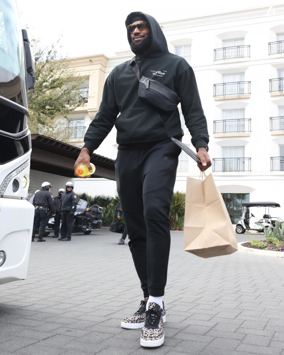 詹姆斯因膝盖酸痛缺阵与马刺比赛   沃格尔表示健康比较重要