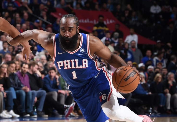 哈登献关键抛射 遭垫脚无碍率队21分神逆转加盟4战全胜