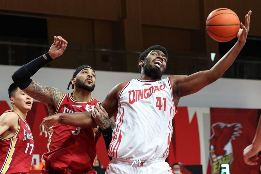 辽宁对阵青岛郭艾伦韩德君缺阵，杨鸣率队冲击四连胜