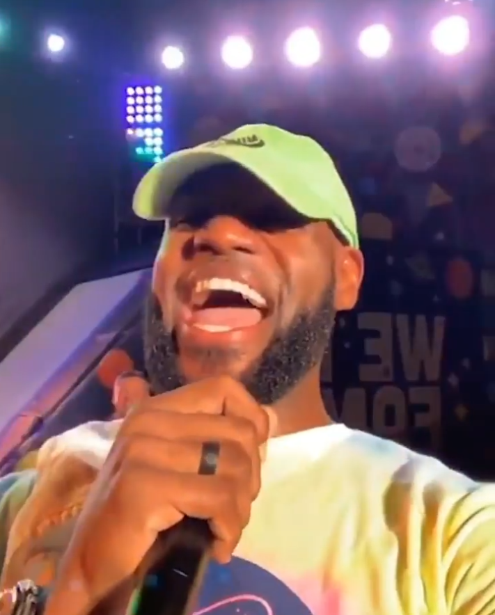 詹姆斯魔性笑声3小时播放超130万  疯狂庆祝22.2.22