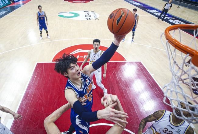 来看上海男篮的新面貌！ 李春江重启双塔模式