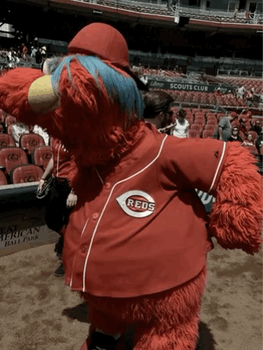 美国球场的奇特造型 超级大的喷火烟囱