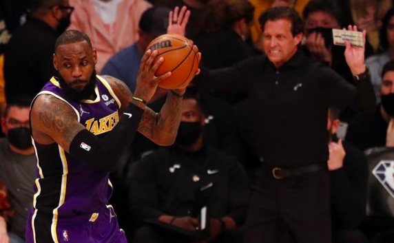 湖人詹姆斯回应浓眉受伤     湖人对阵爵士末节完成大逆转