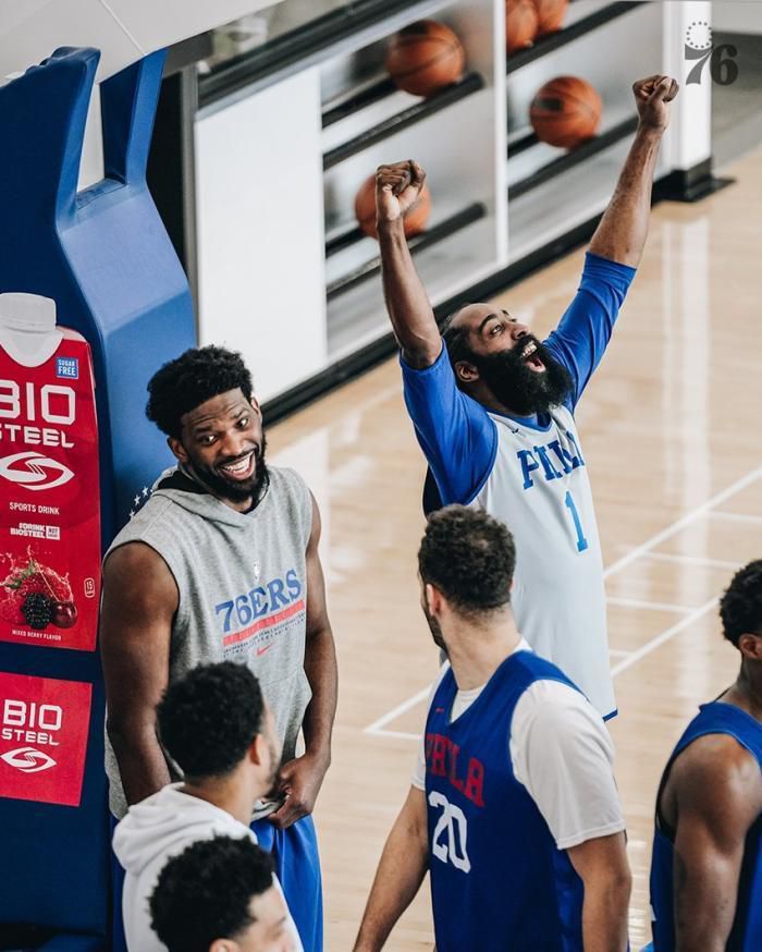 哈登在与森林狼对战中迎来76人首秀  恩比德发声盛赞哈登