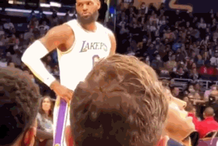 湖人主场惨败鹈鹕引发詹姆斯与球迷争吵 72%球迷支持交易老詹