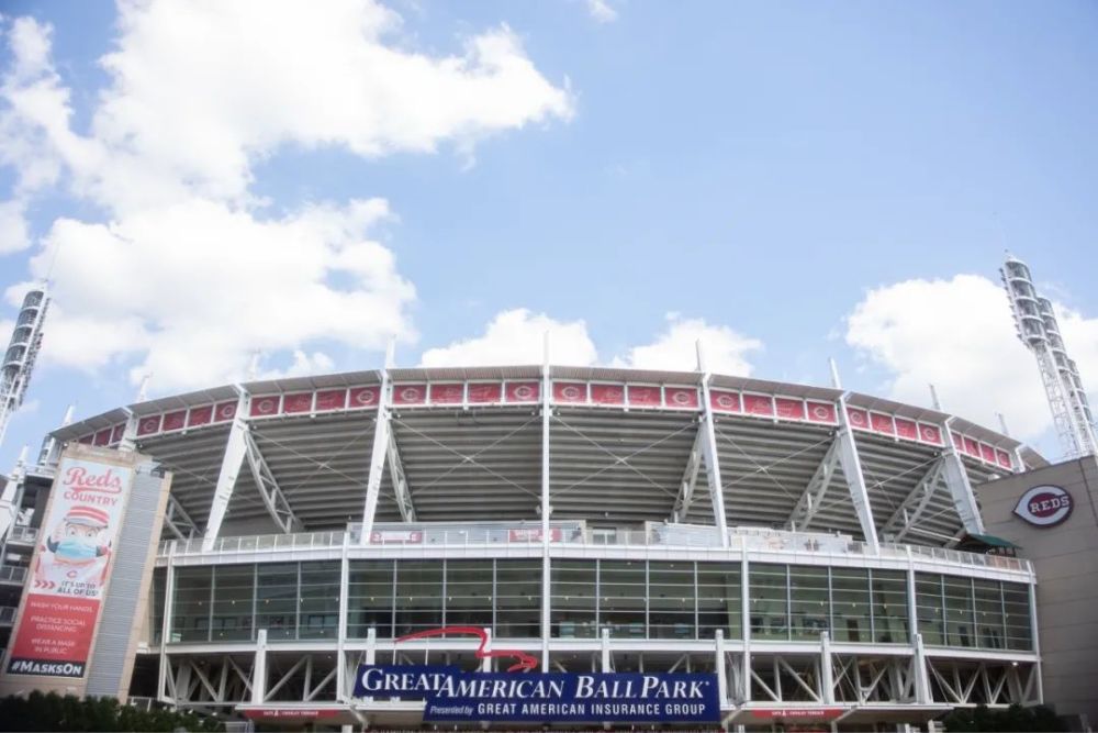 美国球场的奇特造型 超级大的喷火烟囱