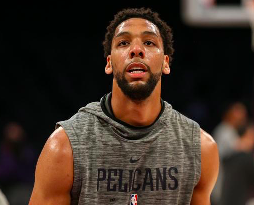 前NBA探花首秀篮下戏耍对手 CBA生涯首球勾手命中