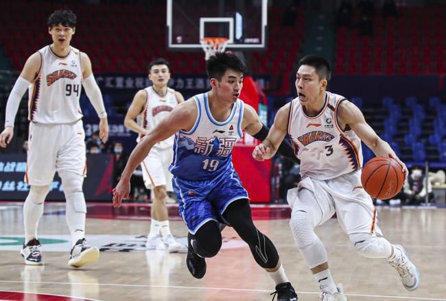 来看上海男篮的新面貌！ 李春江重启双塔模式