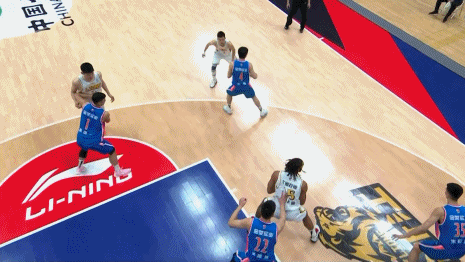 前NBA探花首秀篮下戏耍对手 CBA生涯首球勾手命中