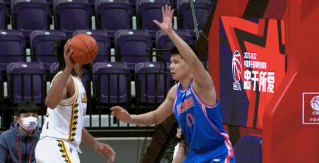 前NBA探花首秀篮下戏耍对手 CBA生涯首球勾手命中