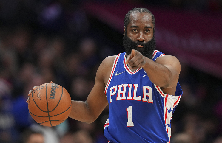 哈登献关键抛射 遭垫脚无碍率队21分神逆转加盟4战全胜