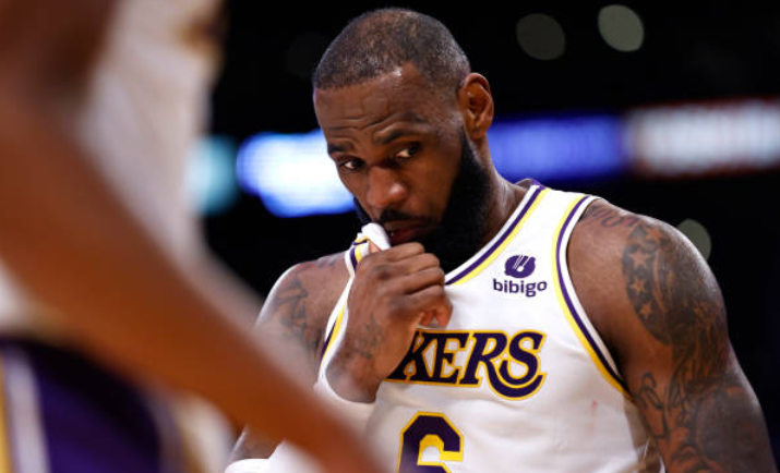 湖人主场惨败鹈鹕引发詹姆斯与球迷争吵 72%球迷支持交易老詹