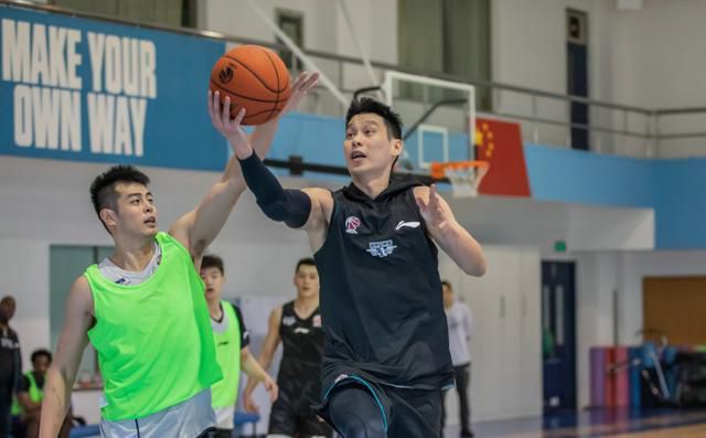 吉布森回归球队备战第三阶段     CBA第一支4外援球队诞生