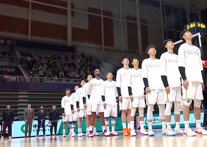 前NBA探花首秀篮下戏耍对手 CBA生涯首球勾手命中