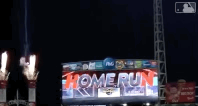 美国球场的奇特造型 超级大的喷火烟囱