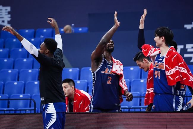 来看上海男篮的新面貌！ 李春江重启双塔模式