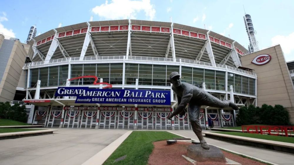 美国球场的奇特造型 超级大的喷火烟囱