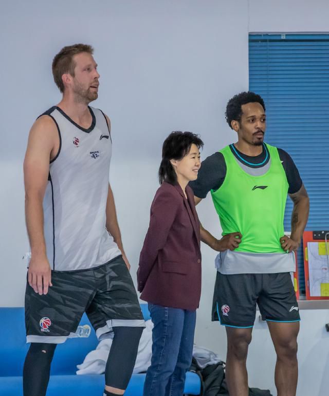 吉布森回归球队备战第三阶段     CBA第一支4外援球队诞生