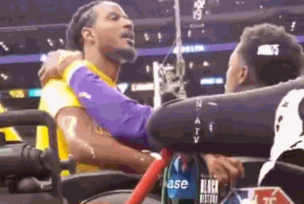 湖人主场惨败鹈鹕引发詹姆斯与球迷争吵 72%球迷支持交易老詹