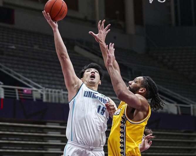 广厦大胜青岛 6连胜升CBA积分榜第1