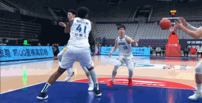 广厦大胜青岛 6连胜升CBA积分榜第1