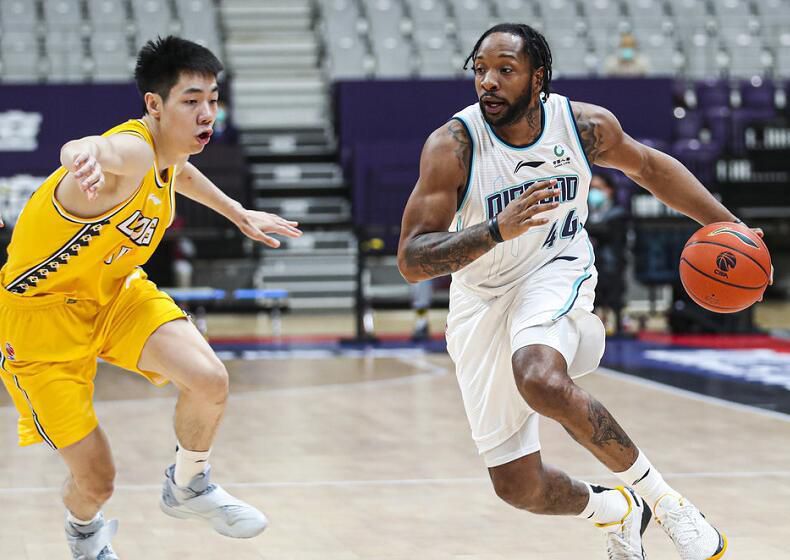 广厦大胜青岛 6连胜升CBA积分榜第1