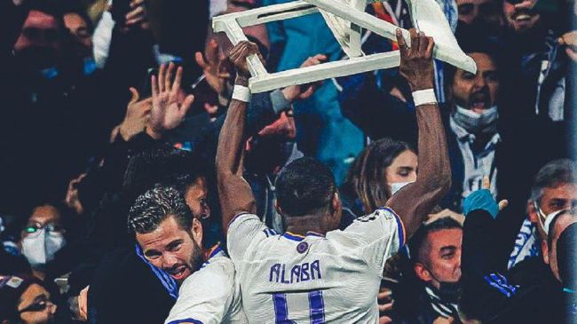 本泽马逆转之后 阿拉巴兴奋地举起凳子