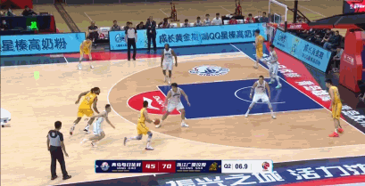 广厦大胜青岛 6连胜升CBA积分榜第1