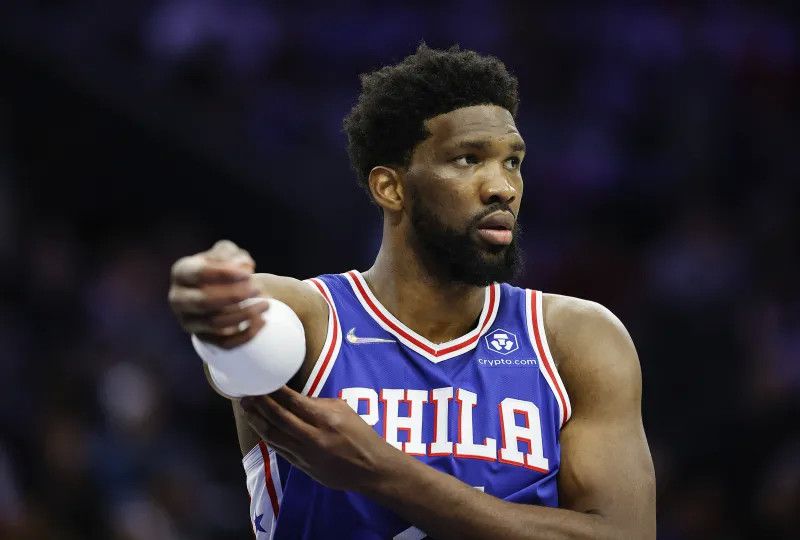 西蒙斯向费城讨要罚款 詹皇复出战火箭