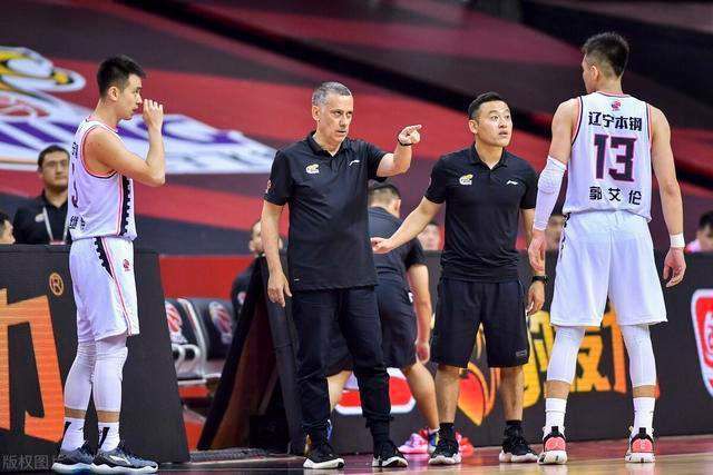 CBA上演无间道 上海挖走广东技术分析师