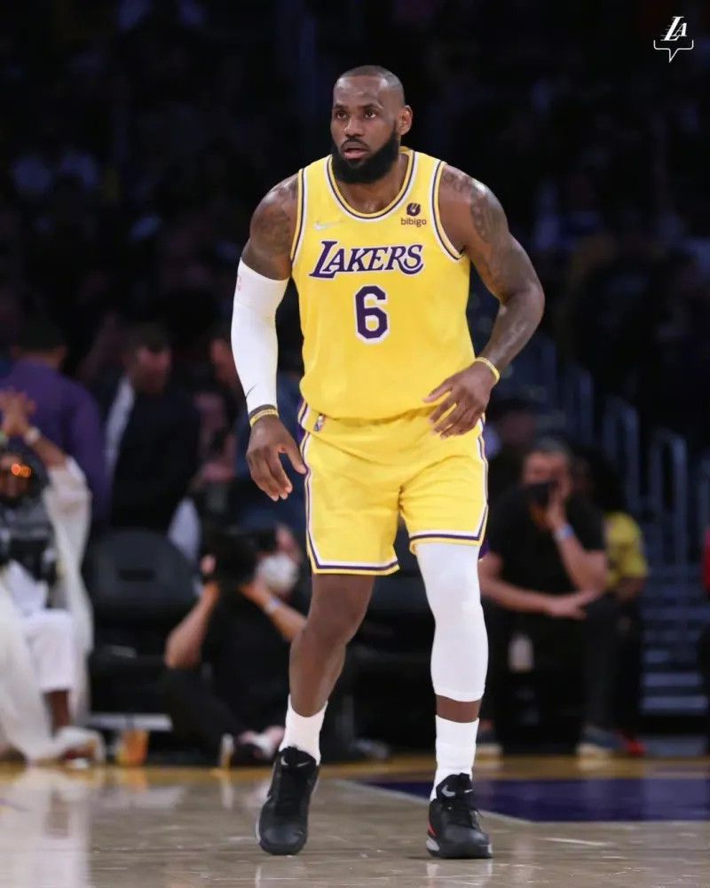 西蒙斯向费城讨要罚款 詹皇复出战火箭