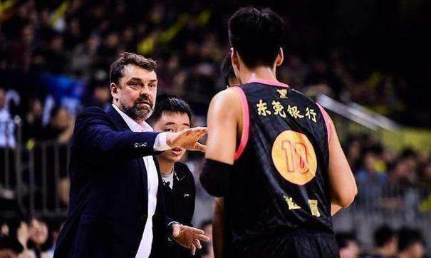 CBA上演无间道 上海挖走广东技术分析师