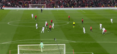 西甲：皇马3-0大胜领先10分 射手王1传2射后伤退 王牌进球造点