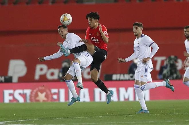 西甲：皇马3-0大胜领先10分 射手王1传2射后伤退 王牌进球造点