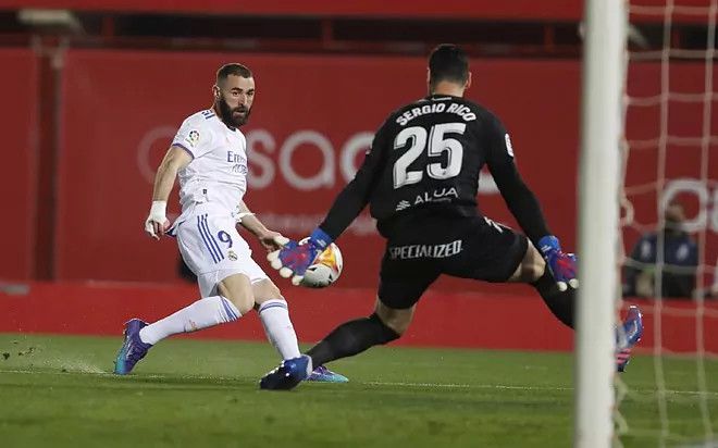 西甲：皇马3-0大胜领先10分 射手王1传2射后伤退 王牌进球造点