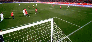 西甲：皇马3-0大胜领先10分 射手王1传2射后伤退 王牌进球造点