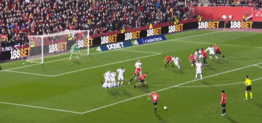 西甲：皇马3-0大胜领先10分 射手王1传2射后伤退 王牌进球造点