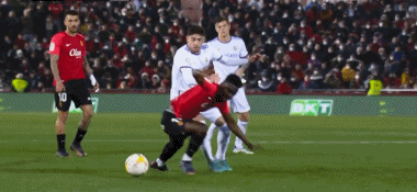 西甲：皇马3-0大胜领先10分 射手王1传2射后伤退 王牌进球造点