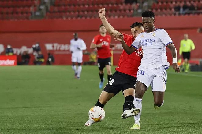 西甲：皇马3-0大胜领先10分 射手王1传2射后伤退 王牌进球造点