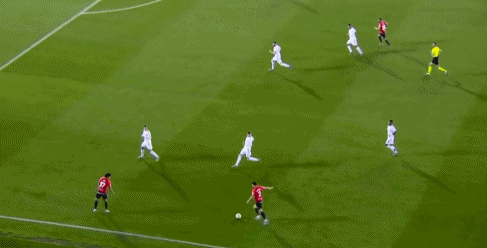 西甲：皇马3-0大胜领先10分 射手王1传2射后伤退 王牌进球造点