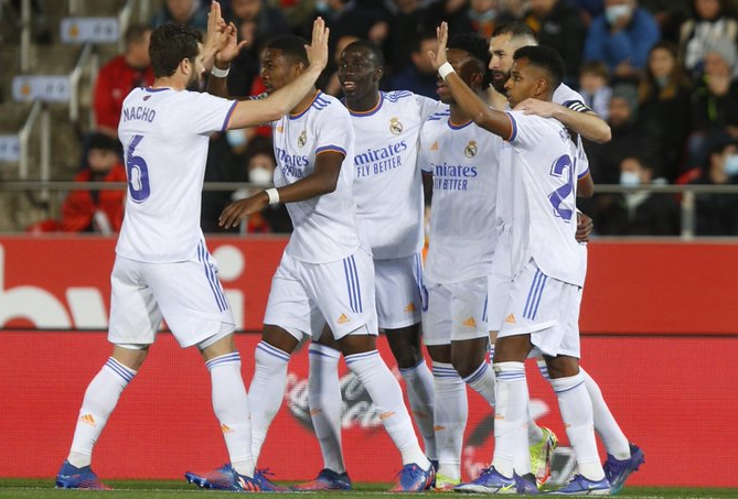 西甲：皇马3-0大胜领先10分 射手王1传2射后伤退 王牌进球造点