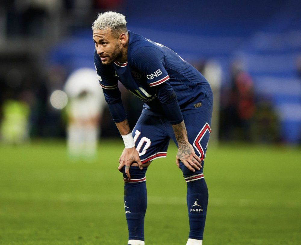 梅西携手内马尔逃离巴黎 爱妻落泪球衣被剪等种种